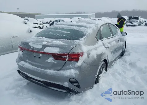 2024 Kia Forte Lxs z USA, uszkodzony, nr VIN 3KPF24AD5RE713414
